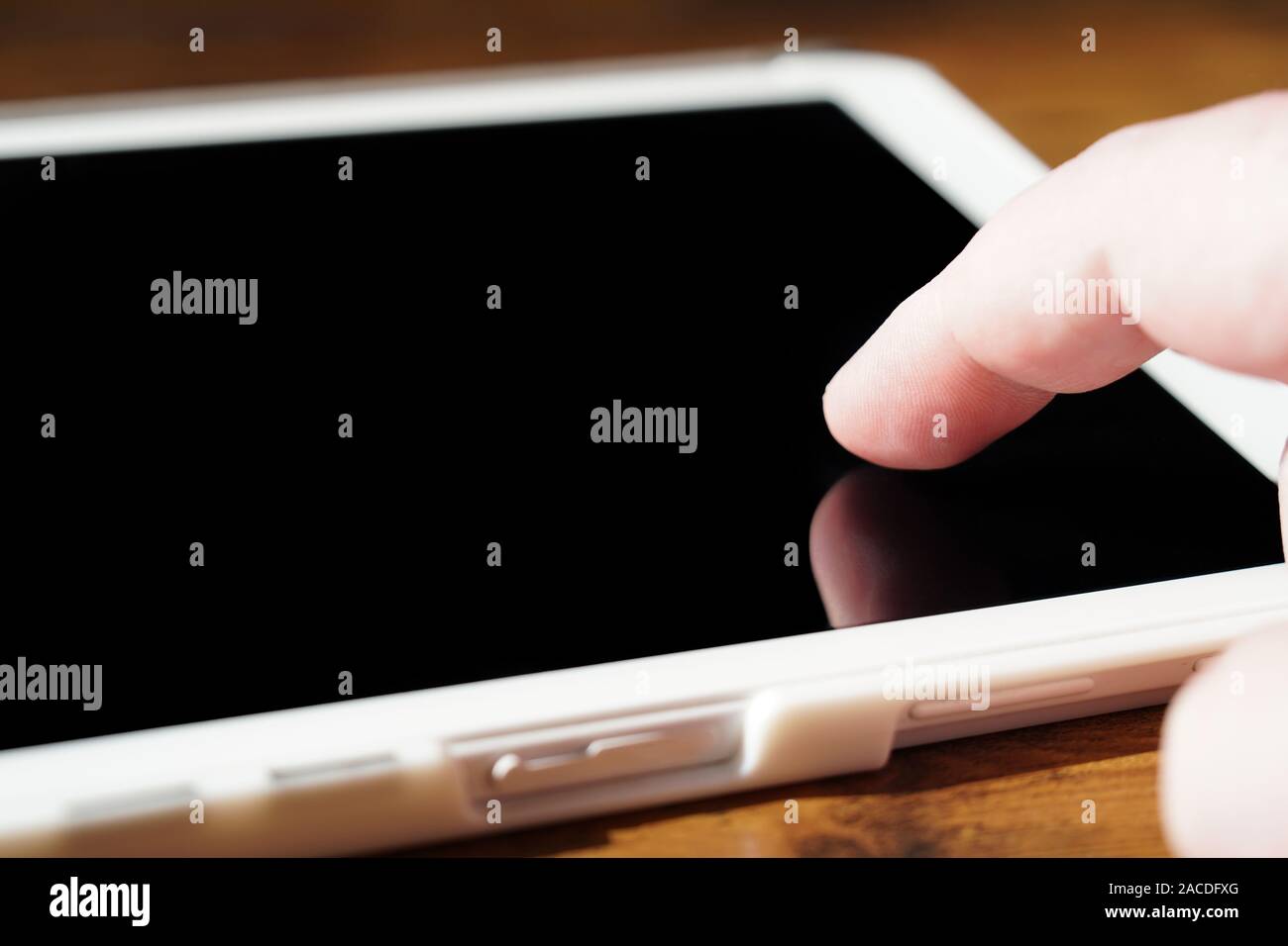 Close-up doigt de l'écran tactile de tablette PC ou ordinateur Banque D'Images