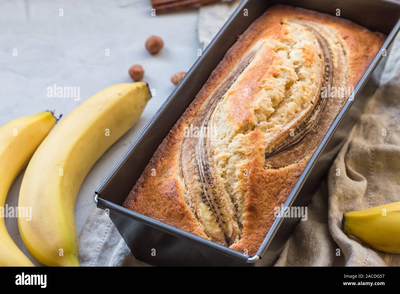 Pain aux bananes fraîches faites maison dans la cuisson forme sur fond de  béton léger Photo Stock - Alamy