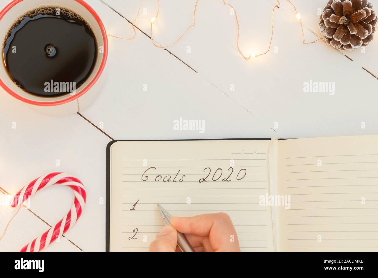 Vue de dessus de l'objectif de résolution du Nouvel An 2020 avec liste des décorations de Noël Banque D'Images