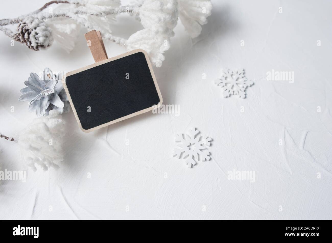 Maquette de Noël tag composition avec place pour le texte. Flocons de Noël, des pommes de pin et de décor de fleurs. Haut de la vue, télévision lay, copy space Banque D'Images