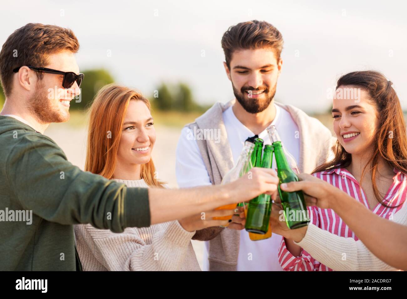 Friends toasting non alcoolisées on beach Banque D'Images