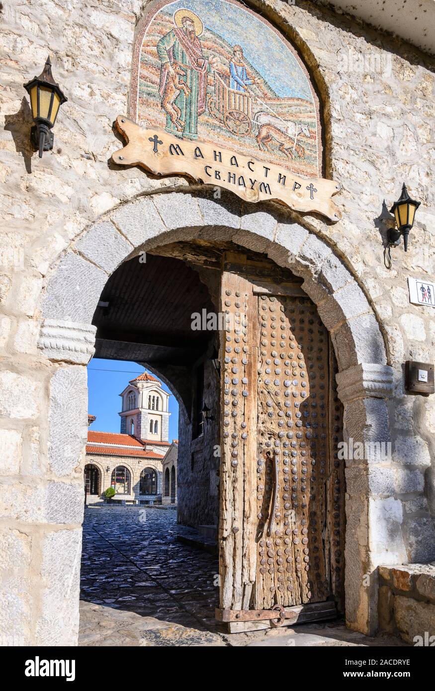 Entrée du monastère de Saint Naum d'Ohrid sur la rive du lac Ohrid en Macédoine du Nord, l'Europe. Banque D'Images