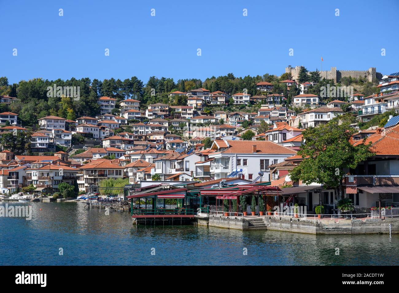 À la recherche de l'autre côté du port à la vieille ville d'Ohrid sur la rive du lac Ohrid en Macédoine du Nord, l'Europe. Banque D'Images