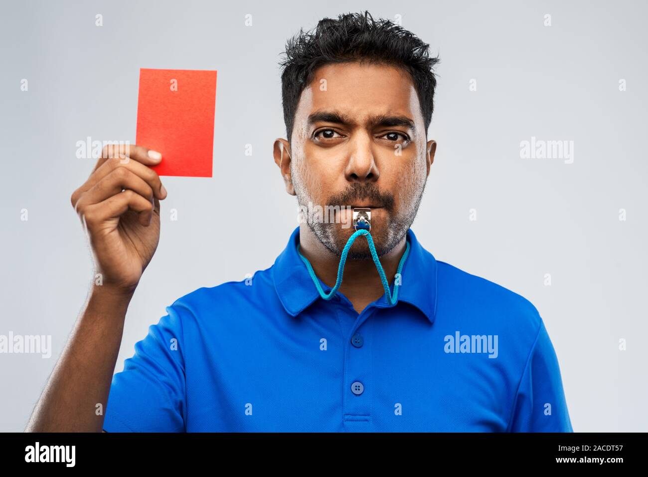 Affaires indiennes et du sifflet de l'arbitre montrant carton rouge Banque D'Images