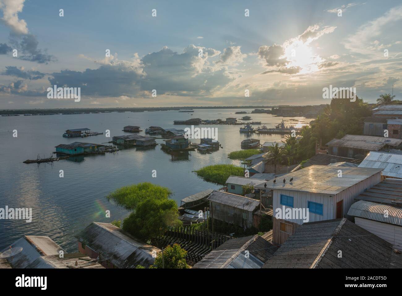 Maisons de natation sur le lac Tefé, petite ville de Tefé sur rivière Solimoes, Amazon, Brasilia, du nord de l'État en Amérique latine Banque D'Images