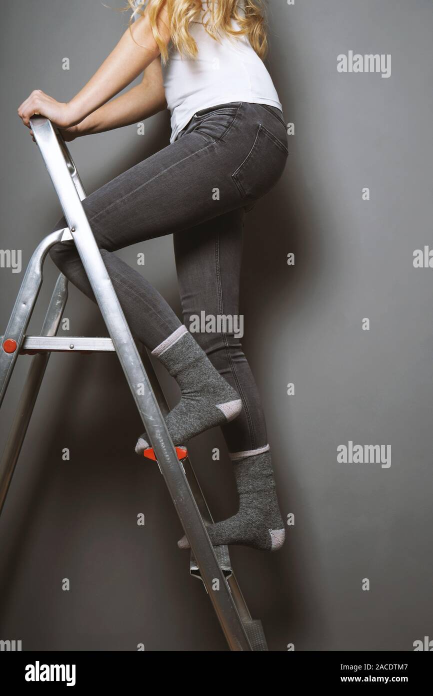 Méconnaissable woman climbing ladder dans les chaussettes - amélioration de  bricolage ou risque d'accident à la personne concept Photo Stock - Alamy