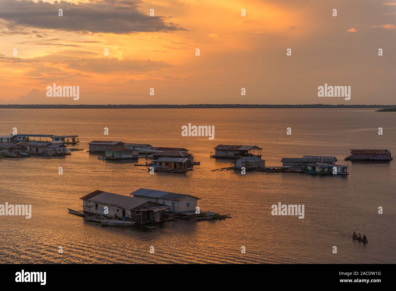 L'heure du crépuscule sur la piscine sur le lac maisons Tefé, petite ville de Tefé sur rivière Solimoes, Amazon, Brasilia, du nord de l'État en Amérique latine Banque D'Images