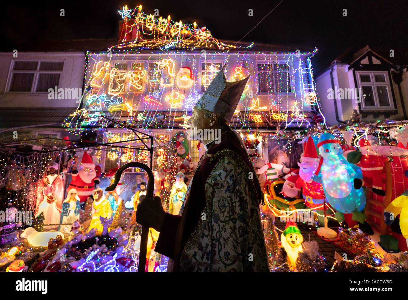 Londres, Royaume-Uni. 2 Décembre, 2019. Maison de Noël spectaculaire dans l'affichage des feux de Welling. Jonathan Blake résident, Archevêque de l'Église ouverte, a décoré sa maison familiale chaque année depuis 2002. Pour certains des enfants locaux, 'La Maison de Noël" comme ils l'appellent, est une partie essentielle de leur expérience de Noël. L'évêque Blake utilisera cette année, l'affichage de la lumière afin d'aider à recueillir des fonds pour fournir de l'eau potable à Tiaba Nyass, un petit village de la Gambie. Crédit : Guy Josse/Alamy Live News Banque D'Images