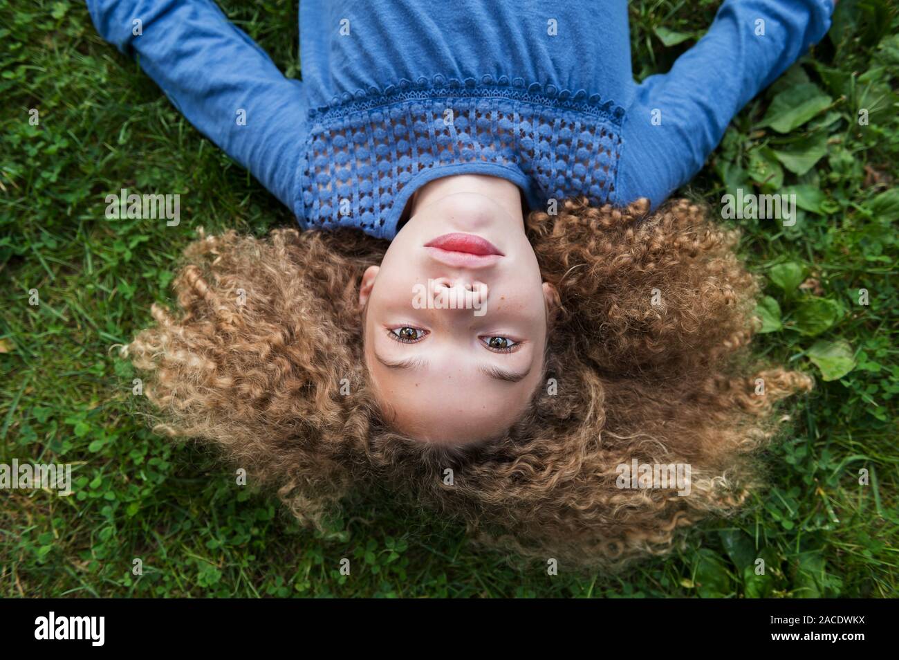 Girl lying on grass Banque D'Images