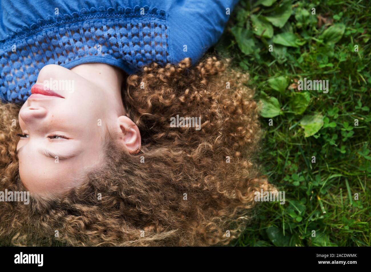 Girl lying on grass Banque D'Images