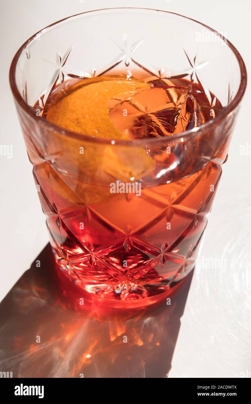 Cocktail Negroni à l'ombre Photo Stock - Alamy