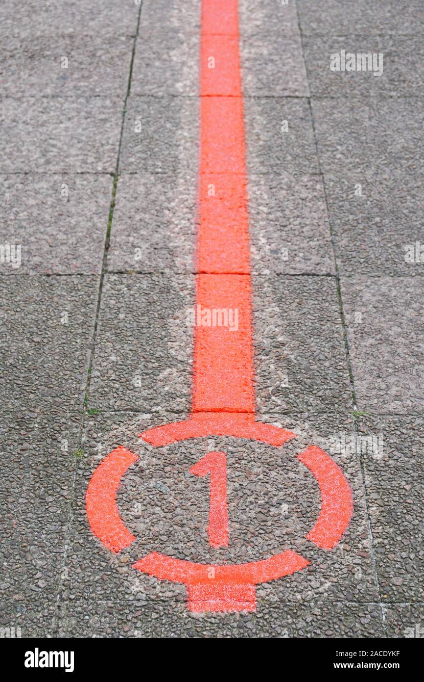 Le Roter Faden - ce qui se traduit comme fil rouge - marque un circuit touristique circuit pédestre le long de 36 points d'intérêt à Hanovre, en Allemagne. Banque D'Images