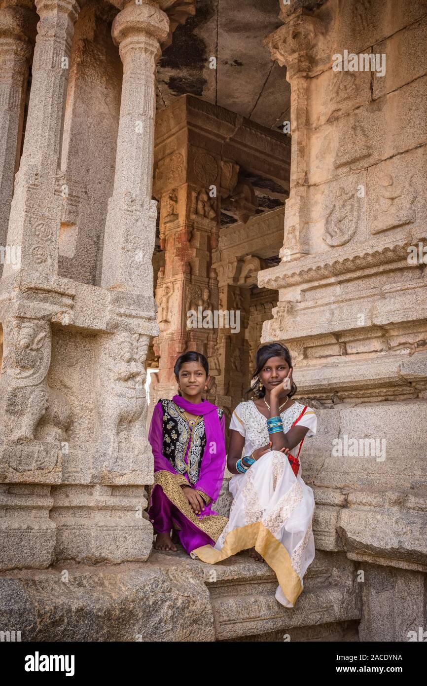 Hampi, Karnataka, Inde - Le 16 janvier 2018 : Portrait of Indian filles vêtues de robes nationales. Les filles sont assis à l'entrée de l'ancienne le tem Banque D'Images