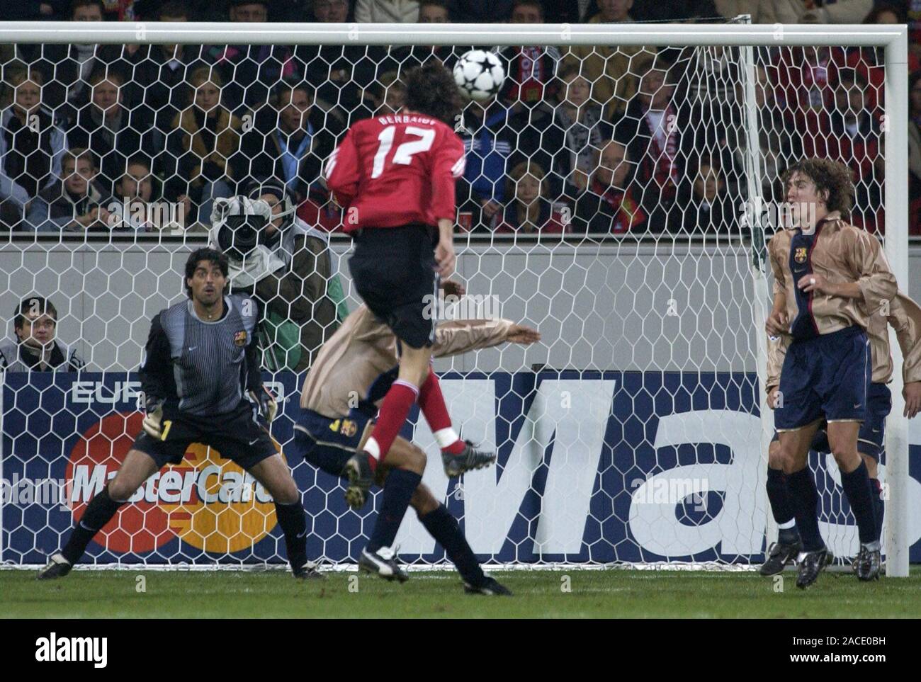 Bayarena Leverkusen Allemagne, 27.11.2002, Football : Ligue des Champions 2002-2003 Saison, Bayer 04 Leverkusen (B04, rot) vs FC Barcelone (BCN, l'or) 1:2 ; à partir de la gauche : Roberto Bonano (BCN), Dimitar Berbatov (B04) objectif, Carles Puyol (BCN) Banque D'Images
