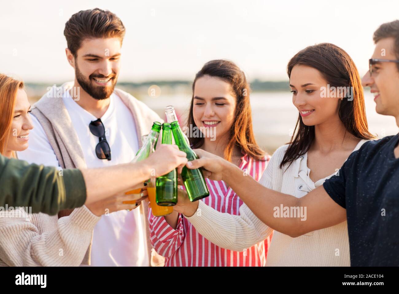 Friends toasting non alcoolisées on beach Banque D'Images