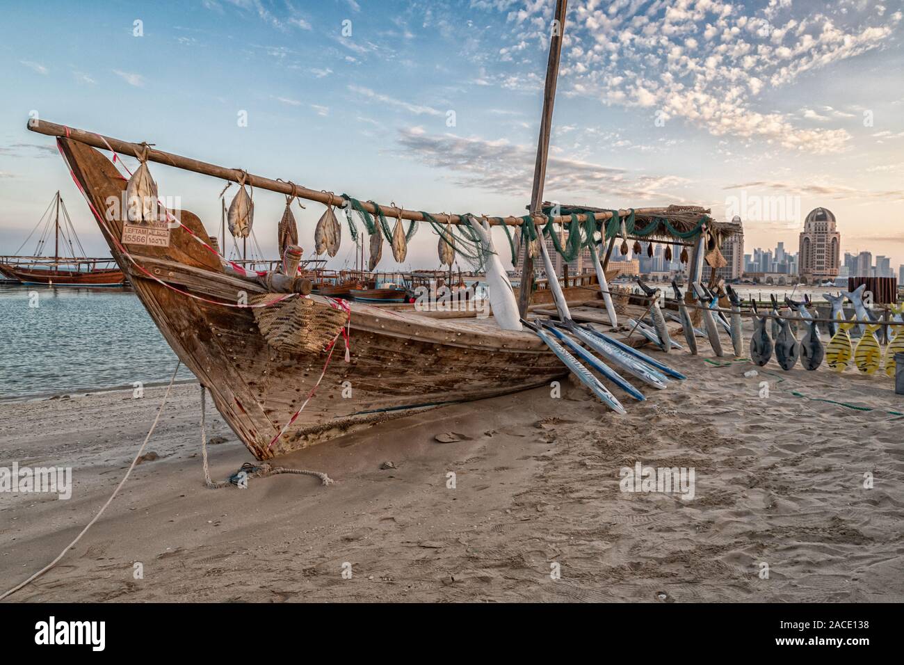 Festival de dhow traditionnel dans le village culturel de Katara, Doha, Qatar, montrant les vieux bateaux arabes en bois décorés avec des nuages dans le ciel en arrière-plan Banque D'Images