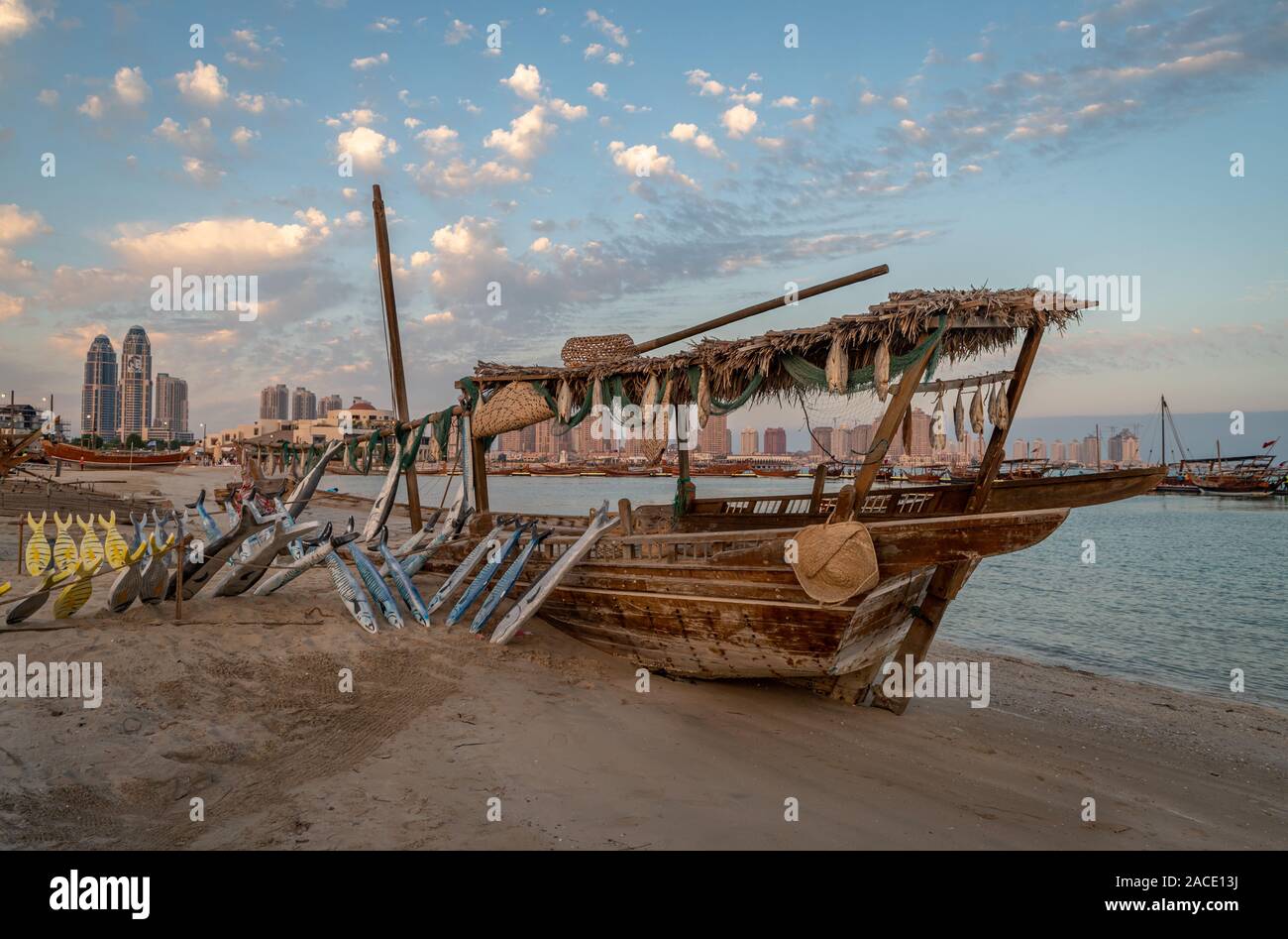 Festival de dhow traditionnel dans le village culturel de Katara, Doha, Qatar, montrant les vieux bateaux arabes en bois décorés avec des nuages dans le ciel en arrière-plan Banque D'Images