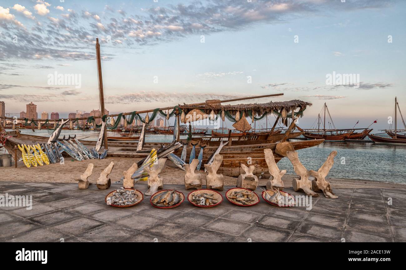 Festival de dhow traditionnel dans le village culturel de Katara, Doha, Qatar, montrant les vieux bateaux arabes en bois décorés avec des nuages dans le ciel en arrière-plan Banque D'Images