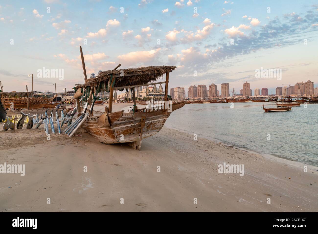 Festival de dhow traditionnel dans le village culturel de Katara, Doha, Qatar, montrant les vieux bateaux arabes en bois décorés avec des nuages dans le ciel en arrière-plan Banque D'Images