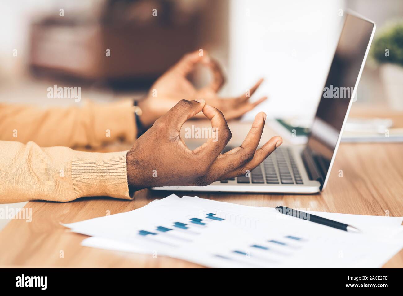 Libre d'african american businessman sitting in office Banque D'Images