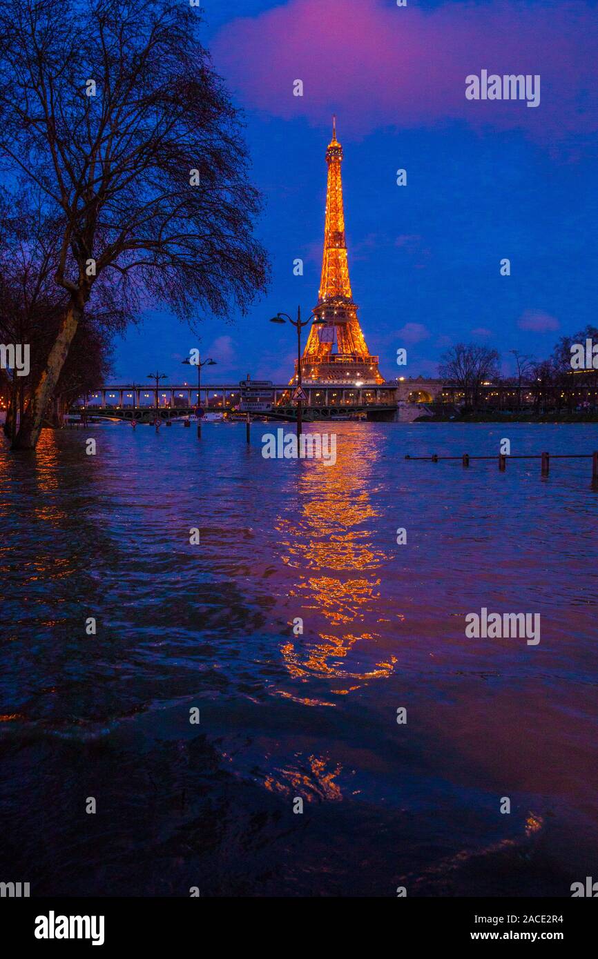 Inondation à Paris de nuit Banque D'Images