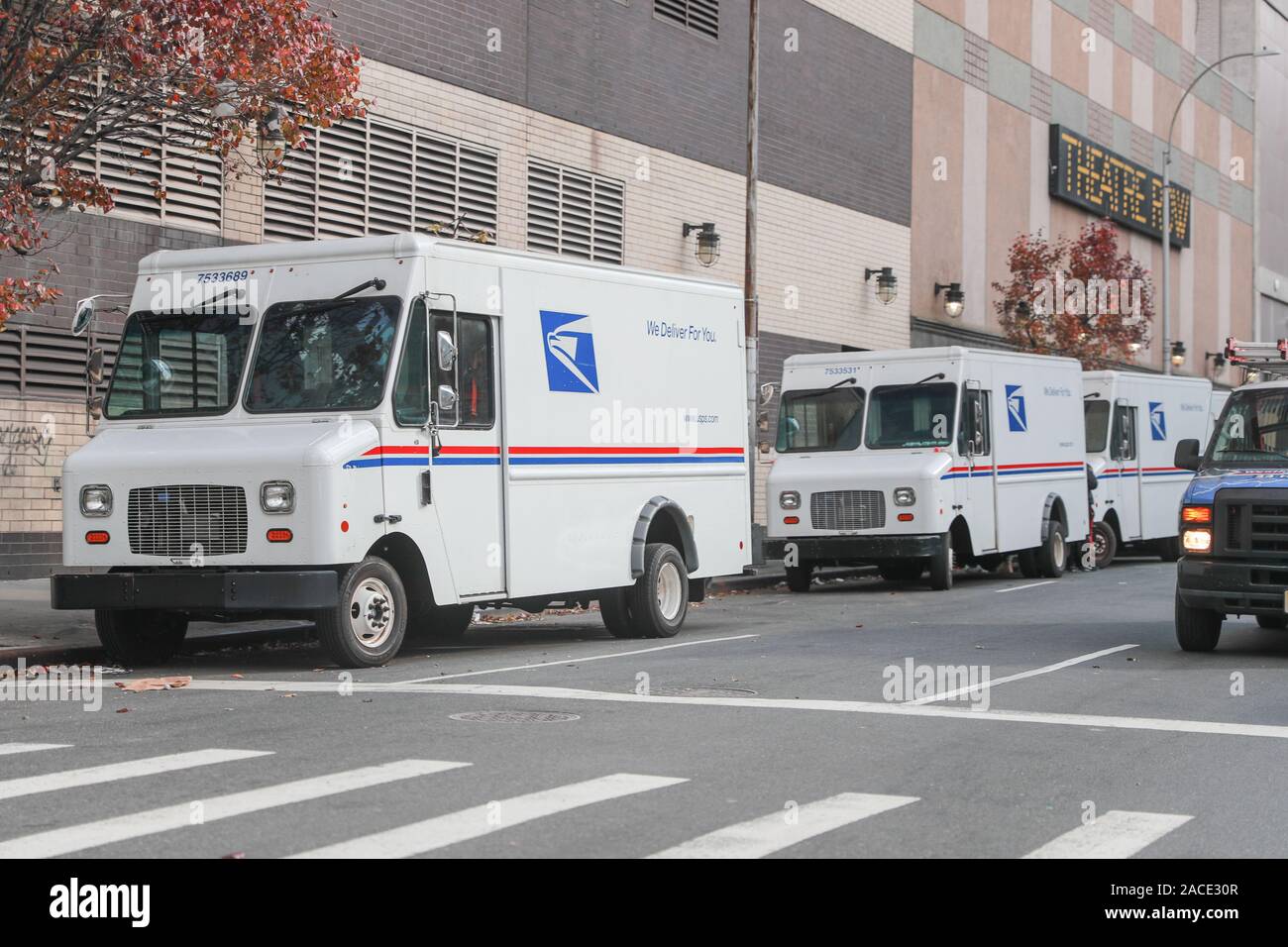 New York le 28 Novembre 2019 Bureau de poste : USPS Mail Trucks à New York. Le bureau de poste est chargé d'assurer la livraison du courrier IV - Droit Banque D'Images
