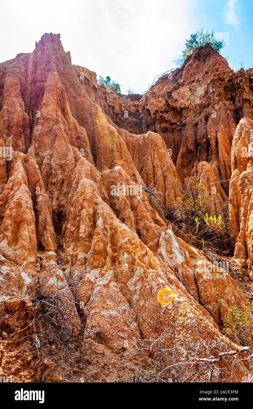 L'argile rouge haute falaises et roches lavées par les pluies d'hiver et l'eau de surface s'écoule. Carrière d'argile, des mines landscape scene dans le Cilento et Vallo di Diano Nation Banque D'Images