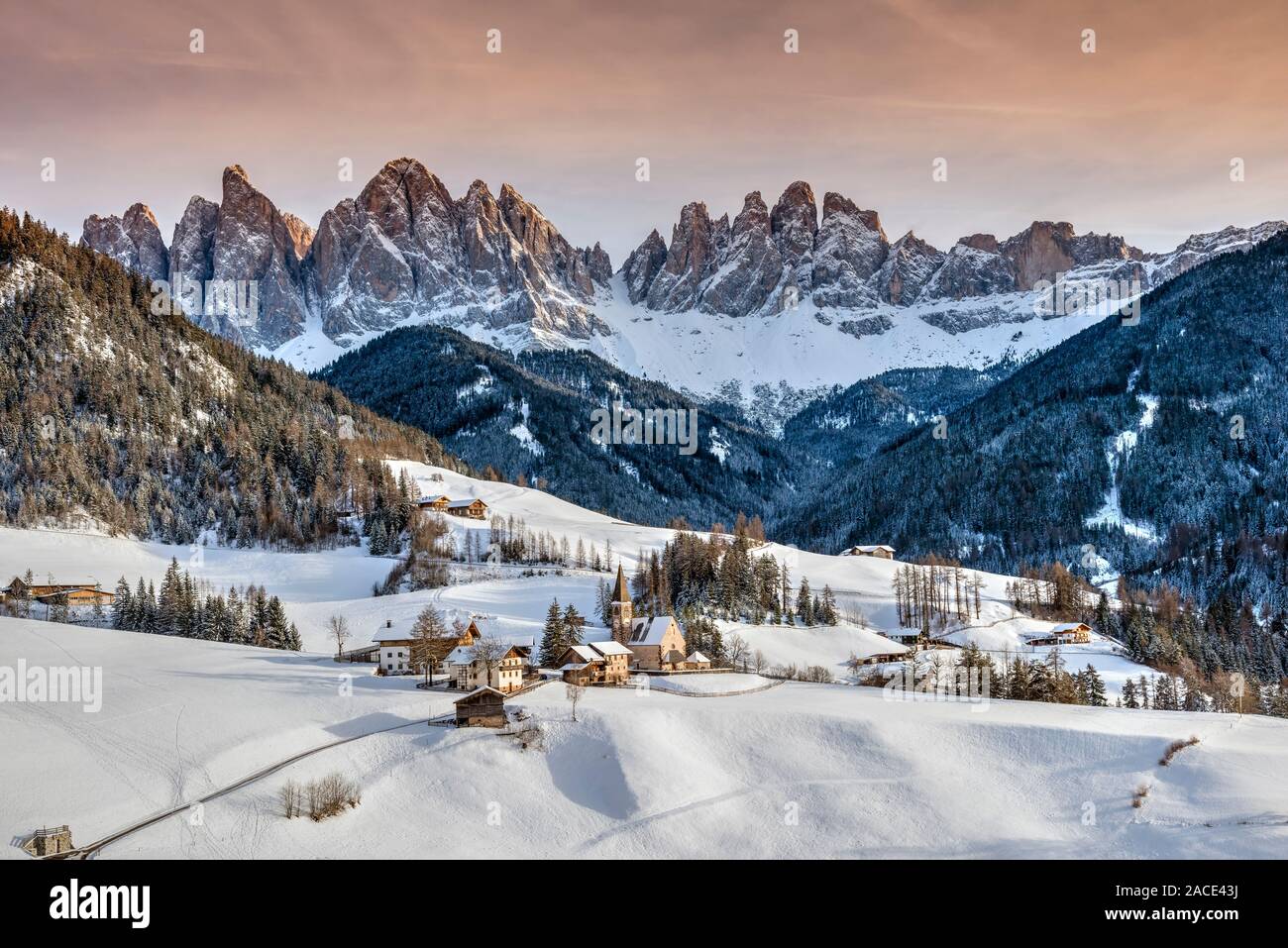 Coucher du soleil d'hiver pittoresque dans la vallée de Val di Funes avec Odle, Groupe de montagne Dolomites Tyrol du Sud, Italie, Banque D'Images