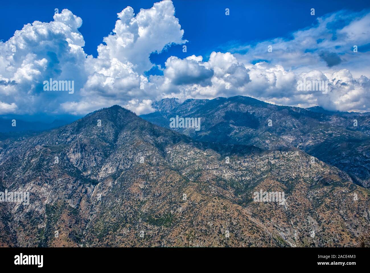 La formation de nuages sur les montagnes dans la forêt nationale de Sequoia,California,USA Banque D'Images