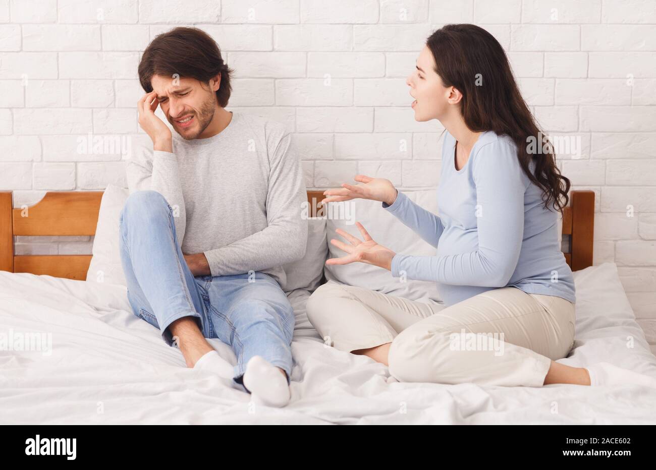 Femme enceinte se disputer avec son mari à la maison Banque D'Images