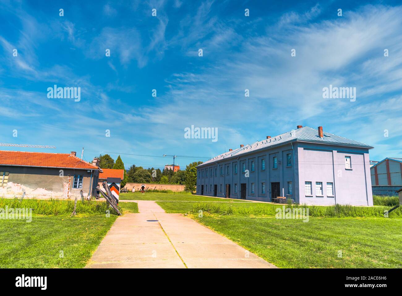 NIS, Serbie - 9 août 2019 : Cellules de prison en camp de concentration de la Croix-Rouge, camp de transit de la Seconde Guerre mondiale par les Nazis. Banque D'Images