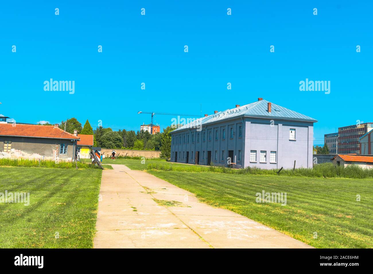 NIS, Serbie - 9 août 2019 : Cellules de prison en camp de concentration de la Croix-Rouge, camp de transit de la Seconde Guerre mondiale par les Nazis. Banque D'Images