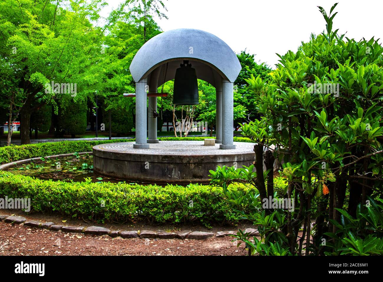 La cloche de la paix au Parc de la paix, Hiroshima, Japon Banque D'Images