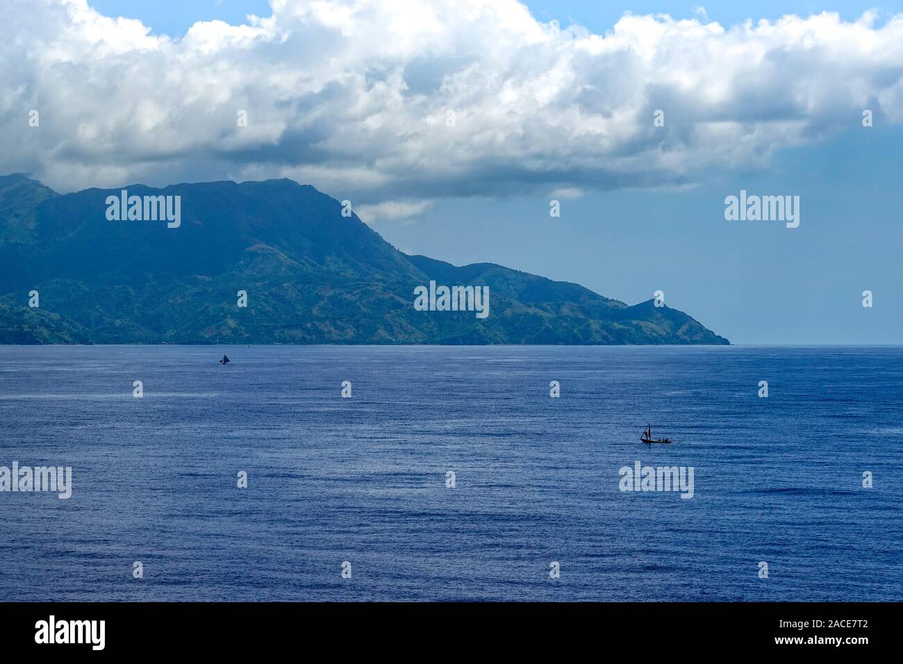 Haïti-11/1/19 : Le ciel voilé et montagneuse des côtes de l'île des Caraïbes d'Haïti en tant qu'un navire de croisière voiles par. Banque D'Images