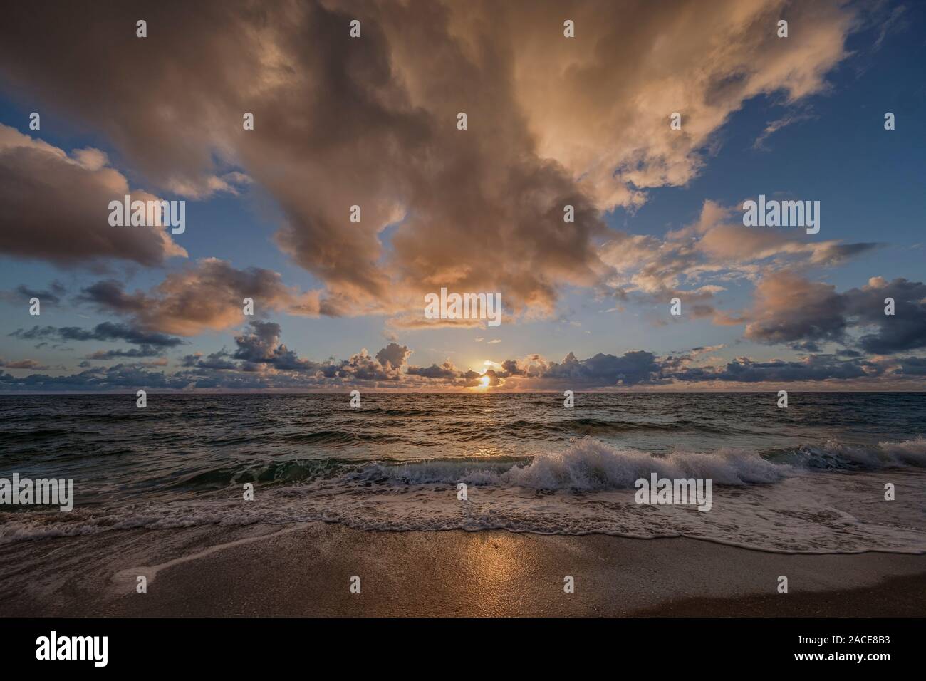 Nuages spectaculaires sur la mer Banque D'Images