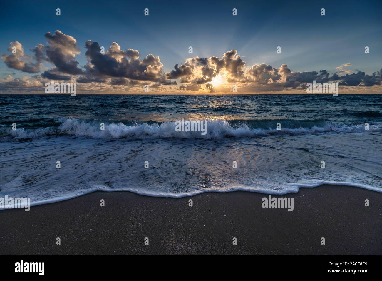 Nuages spectaculaires sur la mer Banque D'Images