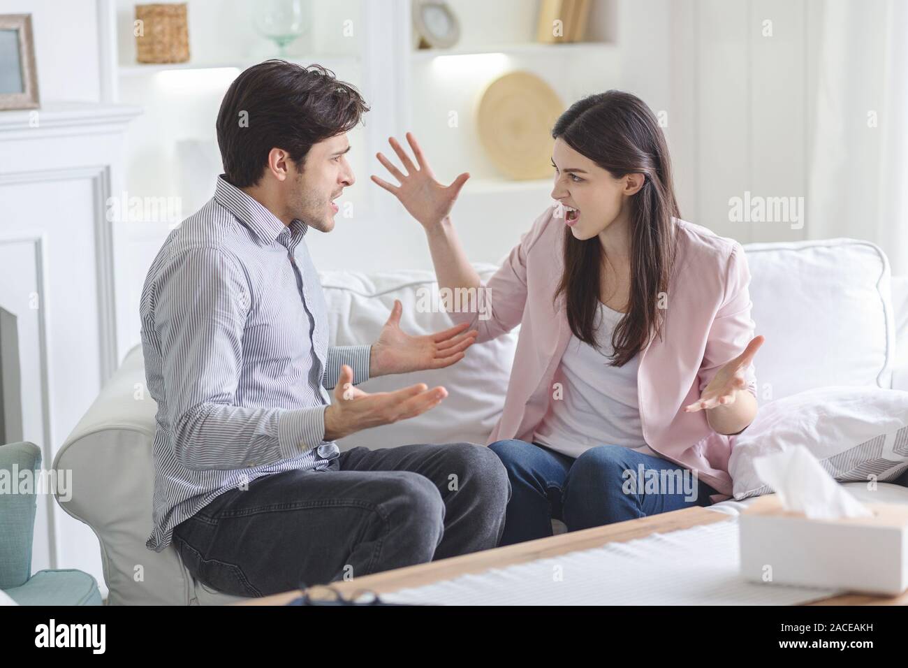 Mari et femme étant lutte pour la thérapie ou la consultation matrimoniale Banque D'Images