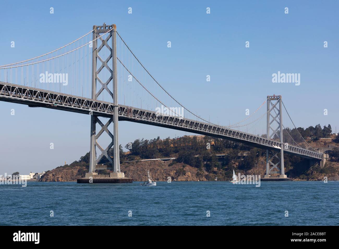 Le Western span,Empereur Norton, de l'Oakland Bay Bridge à San Francisco Bay avec des yachts à voile sous elle. Californie, États-Unis d'Amérique Banque D'Images