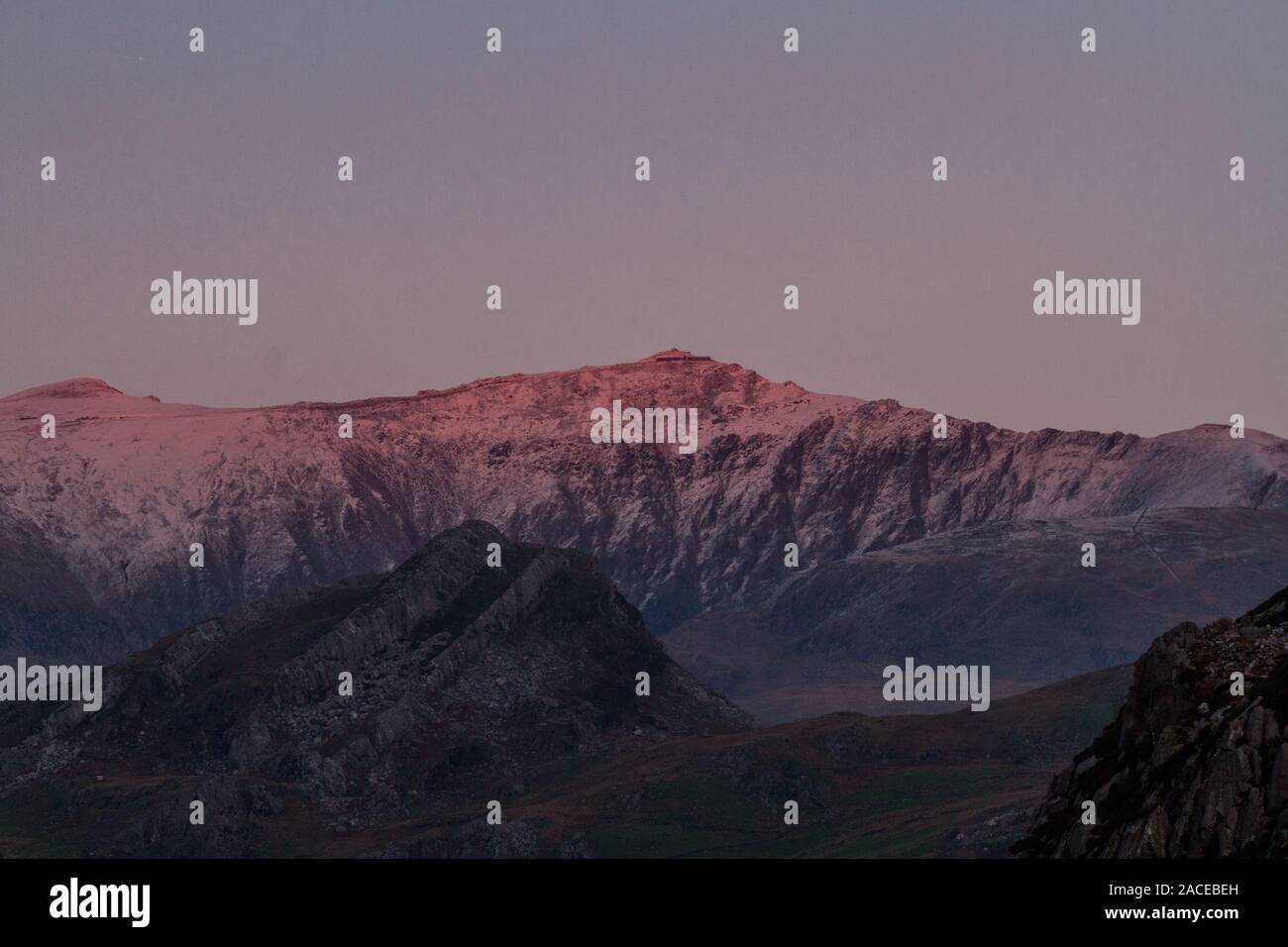 Soleil de la dernière journée sur la neige a couvert la Montagne Snowdon. Paysage Banque D'Images