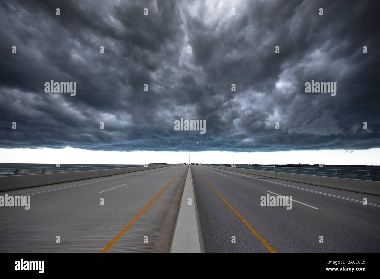 Route sous le ciel orageux Banque D'Images