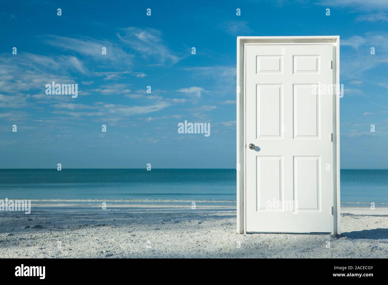 Porte blanche sur la plage Banque D'Images