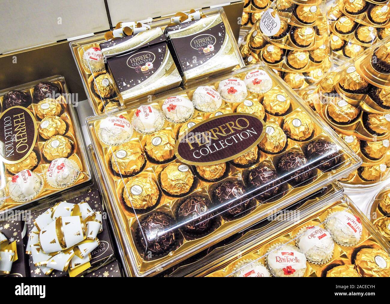 Samara, Russie - 30 novembre 2019 : Ferrero Rocher sur les tablettes à  l'épicerie. Cadeau de fête populaire Photo Stock - Alamy