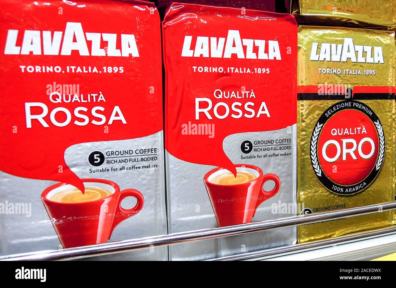 Samara, Russie - 30 novembre 2019 : café Lavazza sur les tablettes à l'épicerie Banque D'Images