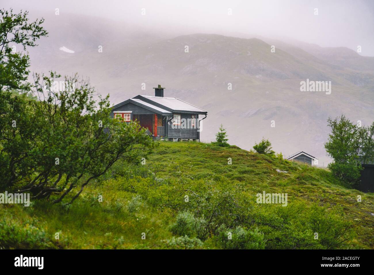 En bois cabane col de montagne refuges de montagne en Norvège. Paysage norvégien avec des maisons aux toits d'herbe typiquement scandinave. Village de montagne avec de petites maisons Banque D'Images