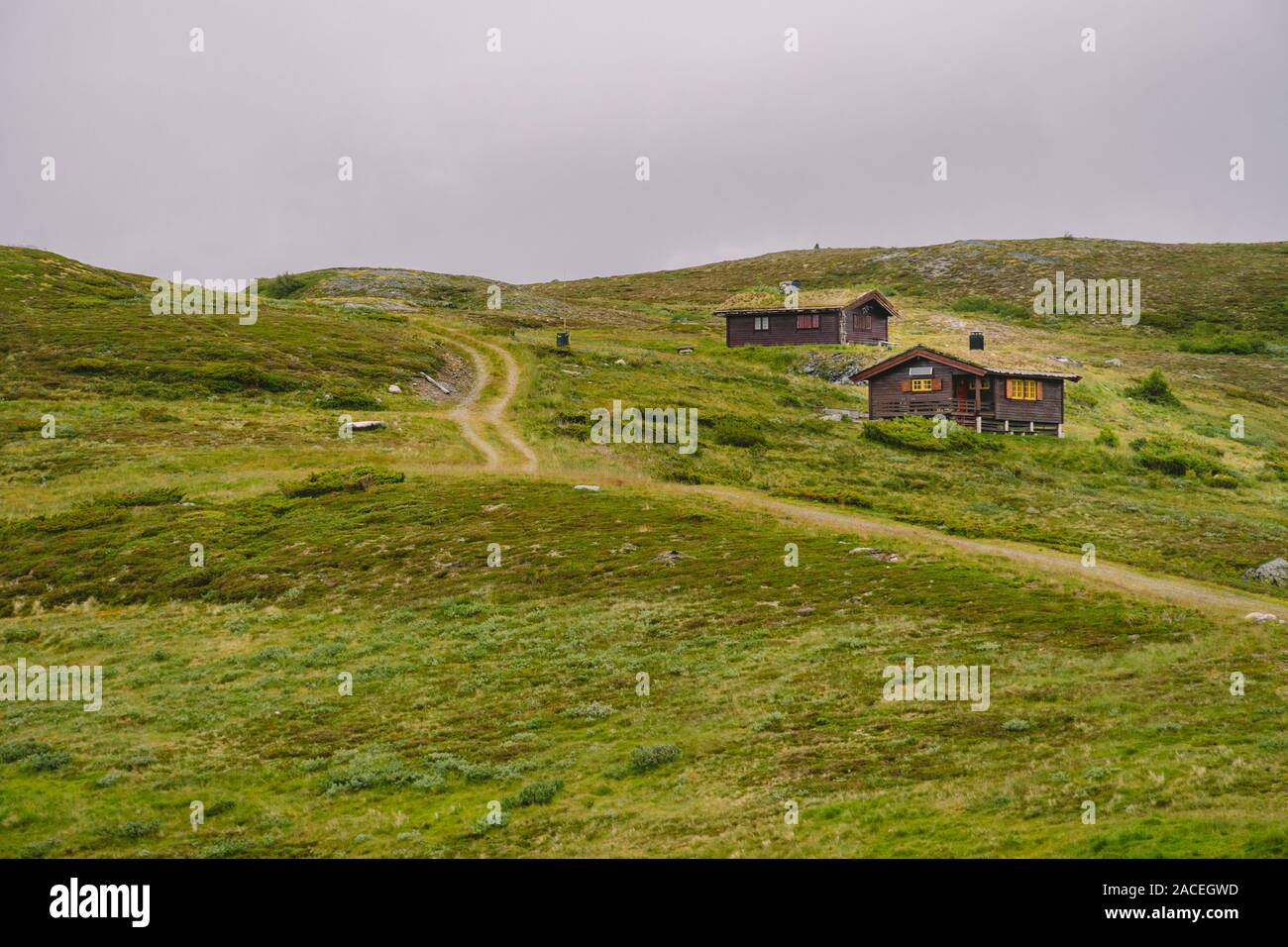 En bois cabane col de montagne refuges de montagne en Norvège. Paysage norvégien avec des maisons aux toits d'herbe typiquement scandinave. Village de montagne avec de petites maisons Banque D'Images