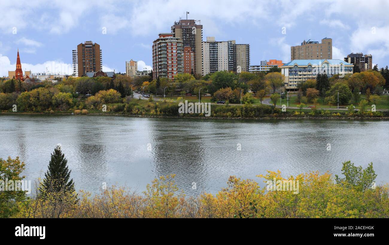 Le centre-ville de Saskatoon, Canada par river Banque D'Images