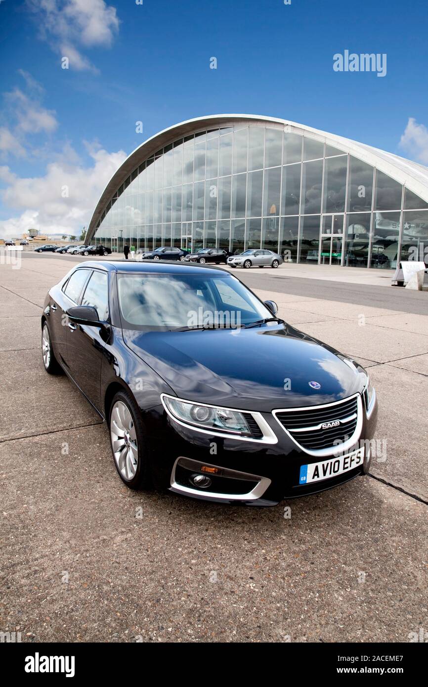 Deuxième génération (YS3G, 2010-2012) La Saab 9-5 Aero le dernier modèle de voiture Saab produite devant le musée de la Guerre de Duxford hangar avion américain. Banque D'Images