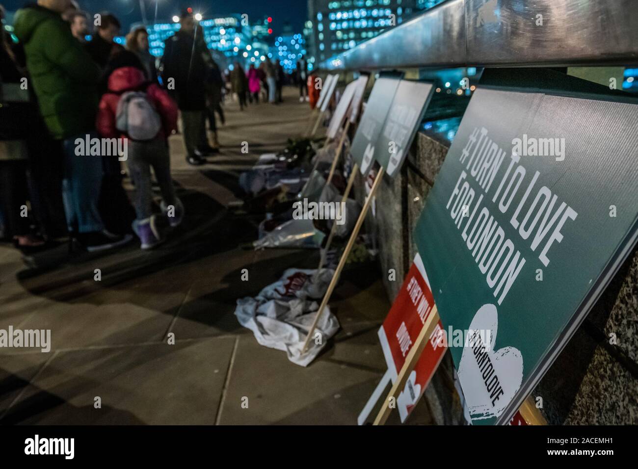 London, UK . 09Th Nov, 2019. Amis et famille se réunissent pour pleurer - Hommages sont fixées sur le pont de Londres après l'attaque de vendredi. Crédit : Guy Bell/Alamy Live News Banque D'Images