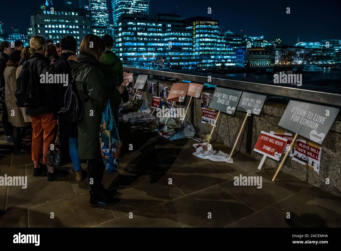 London, UK . 09Th Nov, 2019. Amis et famille se réunissent pour pleurer - Hommages sont fixées sur le pont de Londres après l'attaque de vendredi. Crédit : Guy Bell/Alamy Live News Banque D'Images