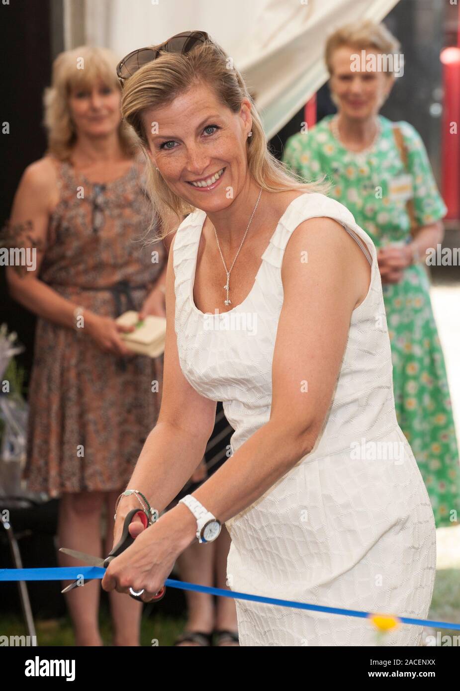 Sophie comtesse de Wessex au butterfly dome dans le patrimoine végétal chapiteau au Hampton Court Flower Show en 2013. Banque D'Images